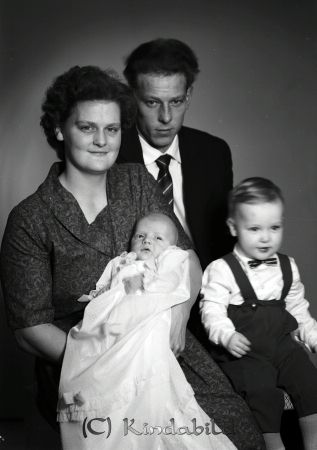 Leif Olof Landin Rothult
raja  
Leif Olof Landin Rothult
Grupporträtt Dopfotografi

raja
Rolf och Ulla-Britt Landin med barnen Leif Olof och Bo Rejno,
Källa: Gerd Pettersson


 

Nyckelord: Landin Rothult