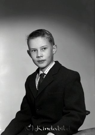 Bertil Wik Enebygatan Kisa
raja  
Bertil Wik Kisa
Porträtt-Man
gepe
Fadern Helge Wik var född i solldattorpet Ekelid i Oppeby. Han var i många år vaktmästare i Kisa hembygdsgård. Han var en aktad man och hade mycket goda kunskaper om samlingarna i hembygdsgården.

raja
Bertil arbetade som pastor i Vimmerby. Hans bror heter Roland och föräldrarna Helge o Märta.
Källa: Studiegruppen Hembygdsgården

Nyckelord: Wik Kisa
