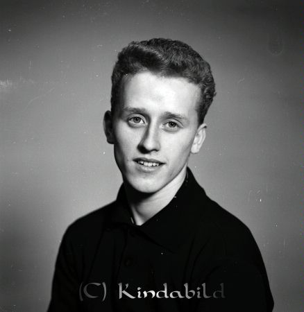 Hans Elg Ulrikagatan 8 Kisa
raja  
Hans Elg Kisa
Porträtt-Man

raja
Hans Elg född 1943 i Kisa, son till Johan Erik Nils och Svea Margareta Elg från Söderö Kättilstad.
Källa: Folkräkning 1970 
Källa: Gerd Pettersson

Nyckelord: Elg Kisa