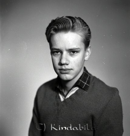 Nils Göran Nilsson Ulrikagatan 8 Kisa
raja  
Nils Göran Nilsson Kisa
Porträtt-Man

raja
Nils Göran Nilsson, son till Olle och Ingegerd Nilsson Stjärnesund Oppeby.
 Källa: Studiegruppen hembygdsgården 
 

Nyckelord: Nilsson Kisa