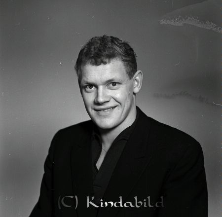 Arne Kinden Tidersrum
raja  
Arne Kinden Tidersrum
Porträtt-Man
 
raja
Arne Kindén, son till Gunnar och Elin Kindén Hjälmseryd Tidersrum.
 Arne gifte sig med Gullvi Johansson från Ennesbo. De fick två söner Peder och Niklas. 
Källa: Gerd Pettersson

Nyckelord: Kinden Tidersrum