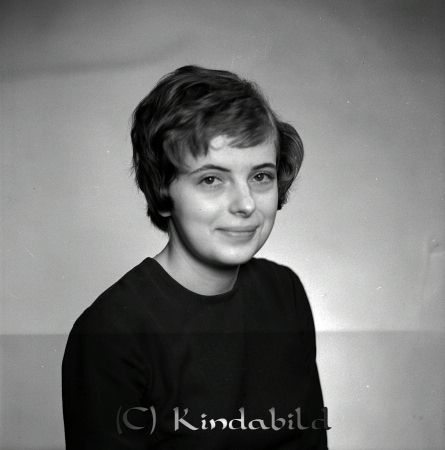 Marianne Karlsson Rosengård Kisa
raja  
Marianne Karlsson Rosengård 
Porträtt-Kvinna 

raja
Berit Marianne Karlsson född 1943 i Kisa, dotter till Erik och Anna Karlsson. Hon gifte sig med Karl Bo Sören Lange född 1934 i Folkärna.
 1970 bor familjen med två pojkar i Linköping.
 Källa: Studiegruppen hembygdsgården och Folkräkning 1970 


Nyckelord: Karlsson Rosengård