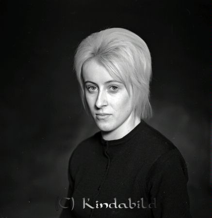 Birgitta Petersson Drottninggatan 14 Kisa
raja  
Birgitta Petersson Kisa
Porträtt-Kvinna 

raja
Birgitta Pettersson, dotter till Evert och Anna Pettersson. Systern heter Barbro.
 Källa: Studiegruppen hembygdsgården 
Nyckelord: Petersson Kisa