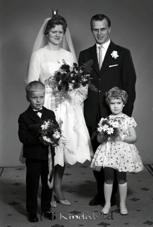 Åke Karlsson Svalsjö
raja  
Åke Karlsson Svalsjö
Brudpar

raja
Brudnäbbar Christer Tollemark och Lise-Lotte Karlsson 
Nyckelord: Karlsson Svalsjö