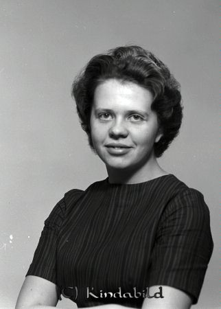 Sylvia Johansson Hitthem Kisa
raja  
Sylvia Johansson Hitthem  
Porträtt-Kvinna

raja
Sylvia Johansson, dotter till John och Anna Johansson Lindhem Hitthem.
 Syskon; Sören, Sigvard, Signhild.
 Arbetade på Ekonomiköp i Schillshuset tillsammans med brodern Sören och Richard Carlsson.
 När affären upphörde började hon arbeta i Kullahallen.

 Gifte sig med Richard Carlsson och fick två pojkar Håkan och Niklas.
 Källa: Studiegruppen hembygdsgården  

LaSa 20231203: Sylvia nämner även en syster vid namn Solveig, gift Sandberg i Djursdala.
Nyckelord: Johansson Hitthem