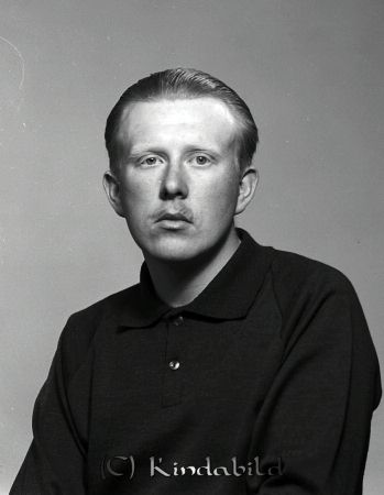 Sören Hellberg Box 118 Kisa
raja  
Sören Hellberg Kisa 
Porträtt-Man

raja
Sören Hellberg född 1939 i Motala.
1970 bodde han i Rimforsa. Arbetade som elektriker i företag med en kompanjon. Tågentusiast. 
Källa: Gerd Pettersson



Nyckelord: Hellberg Kisa