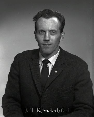 Arne Edefalk Kisa
raja  
Arne Edefalk Kisa
Porträtt-Man

raja
Arne Edefalk född 1931 i Norrköping. Gift med Birgit Ingegerd född 1933 i Stockholm, dotter Gunilla.
 1970 bodde de i Motala.
 Fru Edefalk arbetade på kommunkontoret i Kisa i början av 1960-talet.
 Källa: Studiegruppen hembygdsgården 
Nyckelord: Edefalk Kisa