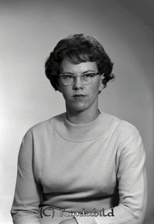 Elly Pettersson Sjögestad Kisa
raja  
Elly Pettersson Sjögestad  
Porträtt-Kvinna

raja
Elly Pettersson född 1927 i Djursdala. Gift med Gösta Pettersson född 1925i Hagebyhöga. De antog namnet Norrstig.
 Barn: Ing-Marie och Mikael.
 Elly arbetade på skolbespisningen i Stjärneboskolan
 Källa: Studiegruppen hembygdsgården 
Nyckelord: Pettersson Sjögestad