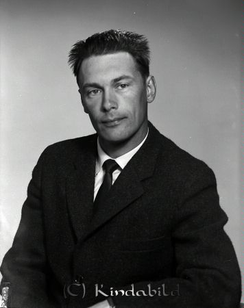 Ingvar Johansson Trastvägen 2 Tallboda Linköping
raja  
Ingvar Johansson Tallboda  
Porträtt-Man

raja
Ingvar Johansson född 1923 i Tidersrum var son till byggmästare John Andersson Tidersrum.
 Syskon var Solveig och Eskil.
 Ingvars fru Dagmar. Han dog 2003 i Motala.
 Källa: Studiegruppen hembygdsgården och Sv dödbok 
Nyckelord: Johansson Linköping