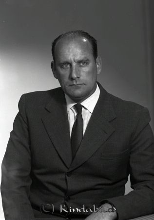 Tore Karlsson Kisa
raja  
Tore Karlsson Kisa
Porträtt-Man

raja
Tore Karlsson kom från Högbo under Yxefall, son till hemmansägare Klas Axel Karlsson född 1876 i Kisa och Tekla Lovisa Karlsson född 1889 i Kisa.
 Hillevi Lovisa född 1912
 Johan Ivar född 1914
 Anna Viola född 1917
 Anders Tore född 1919
 Erik Olof Tage född 1925
 Inga Margit Sofia född 1926
 Alla födda i Kisa.

 Tore Karlsson gifte sig med Iris Svensson från Ängelund född 1921.
 De bosatte sig i Skogshill Kisa. Två söner Lars-Göran och Per-Anders.
 Tore Karlsson arbetade som byggnadsarbetare och vid lasarettsbygget i Kisa 1955 föll han och skadade sig så allvarligt att han blev förlamad.
 Han tillverkade Borgpungar av skinn med silverbeslag och klurigt lås efter modell av Konrad Borg i Hycklinge.
 Källa: Studiegruppen hembygdsgården och Kyrkoarkiv Kisa 
Nyckelord: Karlsson Kisa