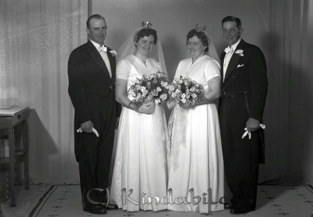 Henrik Johansson och Tore Gustafsson Kisa
raja  
Henrik Johansson och Tore Gustafsson  
Brudpar Dubbelbröllop  

raja
Tore Gustafsson,Malma och Marianne Andersson,samt Margit Andersson och Henrik Johansson, �?lgbosäter,Brokind. Systrarna var från Hökhult,Kisa. De var döttrar till Hilda och Axel Andersson. 
Källa: Ann-Sofie Olovsson



Nyckelord: Gustafsson Kisa