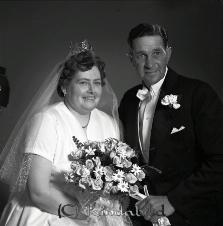 Henrik Johansson Brokullen Kisa
raja  
Henrik Johansson Brokullen   
Brudpar  

raja
Margit Andersson dotter till Axel och Hilda Andersson Hökhult Kisa och Henrik Johansson från Brokullen Kisa. De var lantbrukare i �?lgbosäter, Brokind. De fick sonen Per Anders Henrik. 
Källa: Gerd Pettersson

 

Nyckelord: Johansson Brokullen