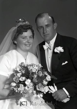 Tore Gustavsson Kisa
raja  
Tore Gustavsson Kisa 
Brudpar  

raja
Tore Gustafsson och Marianne Andersson. Marianne var syster till min farmor. En lättsam och glad person som jag minns henne. 
Källa: Ann-Sofie Olovsson

raja
Marianne Andersson dotter till Axel och Hilda Andersson i Hökhult Kisa. Tore Gustafsson Malma Slätmon. De fick en dotter Helena. 
Källa: Gerd Pettersson

 

Nyckelord: Gustavsson Kisa