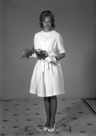 Nilsson Monica Ängaryd Kisa
raja  
Nilsson Monica Ängaryd  
Porträtt-Kvinna Konfirmationsfoto   

raja
Monika Nilsson, dotter till Algot och Lilly Nilsson i Ängaryd.
 Systrar Ulla och Agneta. Ängaryd ligger i liderna upp mot Bromhult från, gamla Kalmarvägen.
 Källa: Studiegruppen hembygdsgården

Broder: Ulf. 
Nyckelord: Nilsson Kisa