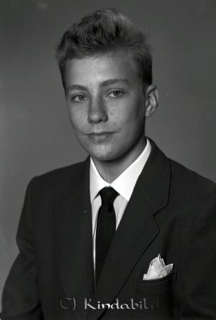 Svensson Sven Åke Eriksborg 2 Kisa
raja  
Svensson Sven Åke Eriksborg 2  
Porträtt-Man Konfirmationsfoto   

raja
Son till Gunnar och Alice Svensson. De bodde bl a i Fimon Kisa, där scoutgården ligger idag.
Sven-Åke blev tennisproffs.
Sven-Åke hade syskon: Reinhold, Uno och Maj-Britt.
Källa: Studiegruppen hembygdsgården 
Nyckelord: Svensson Eriksborg
