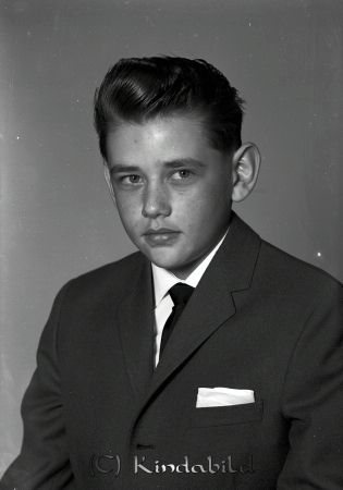 Andersson Sven Olof Hällingeberg Kisa
raja  
Andersson Sven Olof Hallingeberg  
Porträtt-Man Konfirmationsfoto   

raja
Sven-Olof numera Holstein son till Alice o Kurt.
Källa: Studiegruppen Hembygdsgården 

 

Nyckelord: Andersson Hällingeberg
