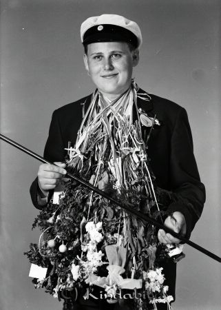 Andersson Lars Olof Tidersrum
raja  
Andersson Lars Olof Tidersrum
Porträtt-Man Realexamen   

raja
Lars-Olof Andersson, son till Arvid och Ingrid Andersson.
 Fadern var skolvaktmästare och slöjdlärare i Tidersrum.
 Lars-Olof gifte sig med Kristina Åhlström.
 Källa: Studiegruppen hembygdasgården 
Nyckelord: Andersson Tidersrum