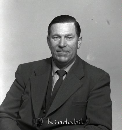 Tord Jonsson Skördefall Kisa
raja
Tord Jonsson Skördefall Kisa
Porträtt-Man

amva
Busschauför 

raja
Tord Jonsson född 1909 i Oscars församl Stockholm.
Han var gift med Dagmar och de hade en dotter Irene. Hustrun dog och 1970 bor Tord i Gummingebo tillsammans med Britta Simonsson.
Källa: Studiegruppen hembygdsgården. 
Nyckelord: Jonsson Skördefall