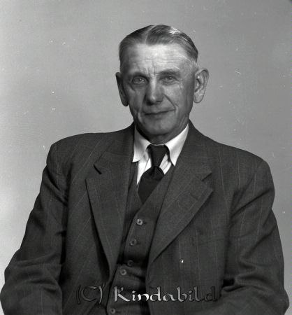 Ivar Karlsson Bränna Gullringen
raja  
Ivar Karlsson Bränna  
Porträtt-Man  

raja
Innehavare av lastbilsåkeri i Bränna från 1930-talet till 1968.
Källa: �?stgötahus i Horn och Hycklinge 
Källa: Gerd Pettersson

Nyckelord: Karlsson Bränna