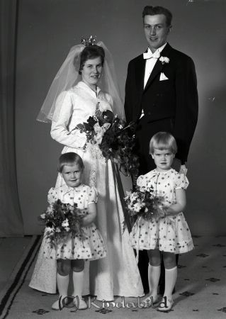 Gunnar Nilsson Svalsjö
raja
Gunnar Nilsson Svalsjö
Brudpar
Gunnar och Britt-Marie Nilsson

raja
Brudnäbbar var Eva till vänster och Liselott till höger.
 Brudparet kom från Svalsjö.
 Brudens syskon Hans och Åke Karlsson och Ing-Britt gift med Kurt Andersson.
 Källa: Studiegruppen hembygdsgården


Nyckelord: Nilsson Svalsjö