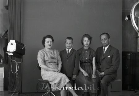 Fam Ture Schill
Fam Ture Schill
frv. Birgit, Lennart, Kerstin och Ture
Nyckelord: Atelje