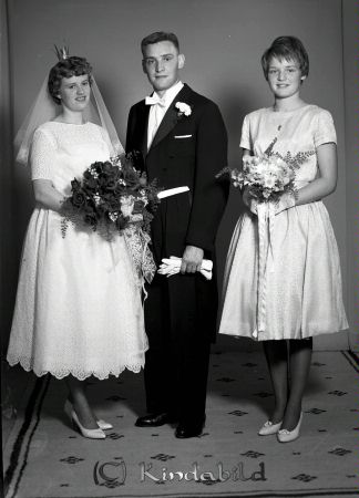 Arne Andersson
Arne Andersson

pim
brölloppsporträtt

raja
Eivor och Arne Andersson Kisa, Arne är dotterson till Axel och Hilda i Höckhult, tärna är Arnes syster Margareta 
Källa: eivor andersson
Nyckelord: Andersson Åtvidaberg