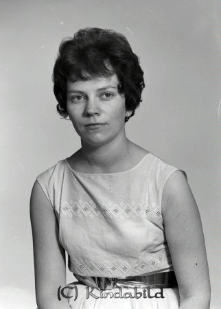 Annmarie Jakobsson
Annmarie Jakobsson

pim
Porträtt-kvinna
gepe
Föräldrarna drev pensionatrörelse i Sällstad nedre delen.
Källa: Torborg N

raja
Ann-Marie Siv Jakobsson född 1936, dotter till Hildur Maria Anderson, född 1895 i Kisa.
Gift 1942 med Anders Eskil Jakobsson född 1894 i Kisa. 
Källa: Gerd Pettersson

Nyckelord: Jakobsson Kisa
