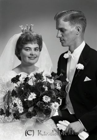 Bernt Olsson Vårdsberg
gepe
Brudpar
Bernt Olsson Vårdsberg

raja
Bernt Olsson, född 1935 i Kisa, var son till Henrik Olsson i Folkinge.
 Bruden Inglis Axelsson, född 1939 i Linköping, dotter till Vallentin och Ally Axelsson Örsebo.
 Syskon till Inglis; Siv, Monika och Roine.
 Syskon till Bernt: Sture, Arne, Lennart, Ann-Britt, Birgitta och Inger.
 Källa: Studiegruppen hembygdsgården
Nyckelord: Olsson Vårdsberg