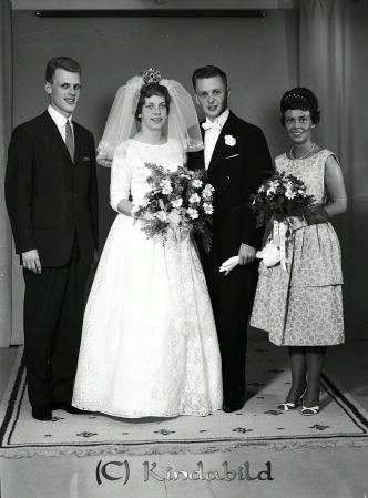 Rune Davidsson Göteborg
gepe
Brudpar med tärna och marskalk
Rune Davidssson Göteborg

raja
Bruden är Karin Gunilla född 1938 i Linköping. Rune född 1936 i Göteborg. De bor i Pålsboda 1990.
Källa: Folkräkning 1990. 
Källa: Gerd Pettersson 

Nyckelord: Davidssson Göteborg