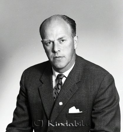 Arthur Andersson Fridsdal Kisa
gepe
Arthur Andersson Fridsdal Kisa Innehavare av Arthurs Tobak i  Sveaannexet. Duktig fotbollspselare i Kisa BK.
Hustrun Ingrid hade Modebutik i samma fastighet
Nyckelord: Arthur Kisa