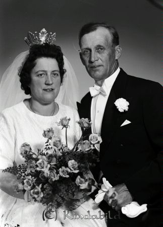 Nils Broo Merhult Hycklinge
gepe
Nils Demar Broo Merhult Hycklinge
Bröllopsfotografi
Brudgummen är son till lanrbrukare Konrad och Alma Broo Merhult.


Nyckelord: Broo Merhult