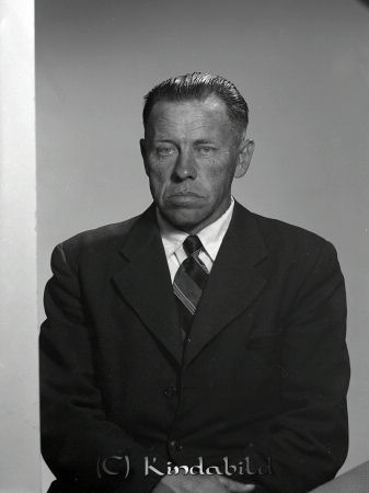Knut Hugo Andersson Greby 57 Kisa
ibfr
Knut Hugo Andersson Greby 57 Kisa
Porträtt-Man

raja
Hugo Andersson var far till bl a Birgitta gift Franzon, 
 de andra barnen Bengt, Inger och Ulla.
 Hugos fru dog när barnen var små.
 Hugos syskon var Jenny, Frida, Maria, Germund.
 Germund, Frida och Maria var ogifta och flyttade till Gammelgårdsgatan efter frisör Håkansson.
 Källa : Studiegruppen hembygdsgården
Nyckelord: Andersson Grevby 57 Kisa