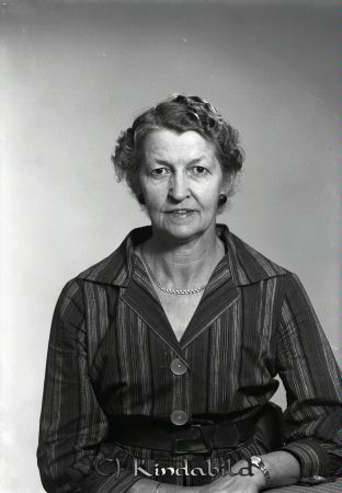 Fru Olsson
ibfr
Fru Olsson
Porträtt-Kvinna

raja
Ebba Gunhild Olsson född 1905 i Tjärstad maka till Harald Olsson född 1903 i Västra Eneby. Ebba Gunhild var dotter till Karl August Pettersson, lantbrukare i Opphem. Hennes bröder antog namnet Permert. 
 Ebba Olsson var svägerska till Elsa Svensson som var mor till Britta Hermansson.
 Källa: Studiegruppen hembygdsgården 
Nyckelord: Olsson