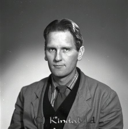 Sören Bröthlin
Sören Bröthlin

pim
Porträtt-man
gepe
Farföräldrarna Ernst Bröthlin gift  med Maria Sofia född Pettersson.
Syskon till Sören: Tore, Birgit, Barbro, Sigvard, Torsten.
Nyckelord: Bröthlin Kisa