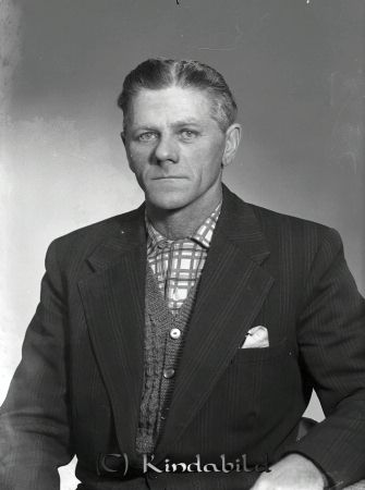 Harry Wass Rimforsa
Harry Wass Rimforsa
Porträtt-Man 

raja
Harry Wass f�ddes 1914, Kalvriket, K�ttilstad. Gifte sig med M�rta Andersson 1939.
Harry och M�rta Wass fick tre s�ner: Sven-Olov, Stig-Owe och Gert-Inge Wass.
Nyckelord: Wass Rimforsa