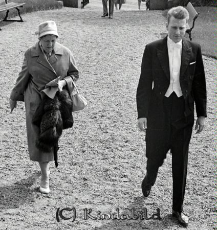 Alvar Johansson
Alvar Johansson

pim
Bröllopsporträtt

raja
Brudens mor Carin Ramstedt och brodern Per Ramstedt.
Källa: Maylis 
Nyckelord: Johansson Kisa
