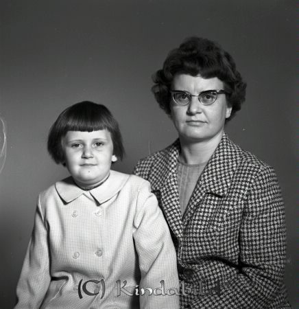 Lilian Nyman Kisa
gepe
Familjeporträtt
Lilian Nyman med sin dotter Annika född mars 1955.

raja
Lillian gift med Per Norrstig och hennes syster heter Anna-Lisa Palmenius.
Källa: Studiegruppen Hembygdsgården 

Nyckelord: Nyman Kisa