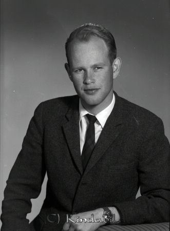 Hans Dagerstig Kisa
gepe
Porträtt-Man
Hans Dagerstig Kisa

raja
Hans Dagerstig född 1937, son till Karl "Kalle Sadel" och Märta Andersson.
 Arbetade som brevbärare innan han blev polis i Linköping.
 Hans Dagerstig gift med Margareta. 
 Barn: Susanne och Maria
 Källa: Studiegruppen hembygdsgården och Folkräkning 1970. 
Nyckelord: Dagerstig Kisa