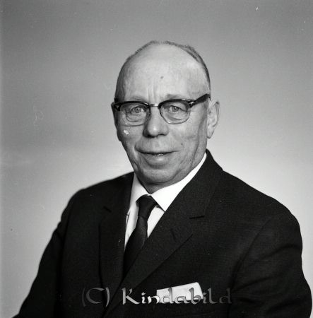 Karl Samuelsson Linneberg Kisa
raja
Man som bär glasögon med tunt ljust hår och delvis kal klädd i vit skjorta och slips under kavaj. 

Nyckelord: Samuelsson Kisa