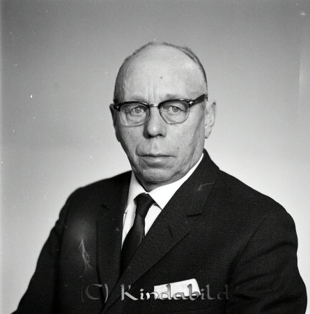 Karl Samuelsson Linneberg Kisa
raja
Man som bär glasögon med tunt ljust hår och delvis kal klädd i vit skjorta och slips under kavaj. 

Nyckelord: Samuelsson Kisa