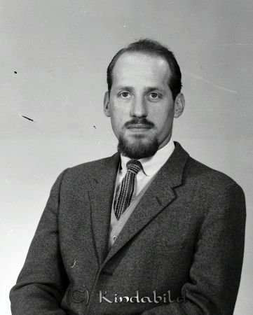 Göran Djurstedt Handelsträdg Kisa
gepe
Man i mörk mekerad kavaj, grå väst, vit skjorta och randig slips.
Nyckelord: Djurstedt Kisa