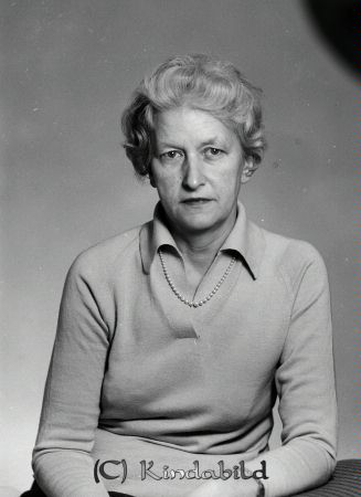 Bertha Fransson Kisa
gepe
Porträtt medelålders dam i ljus v-ringad tröja, ljus skjortblus och halskedja

raja
Berta gift med Uno och dom drev butiken Iris Frukt o Grönt. Bertas far Hugo Bjerne.
Källa: Studiegruppen Hembygdsgården 

Nyckelord: Fransson Kisa