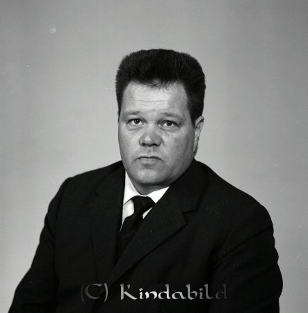 Birger Karlsson Sand Verveln
gepe
Porträtt man i mörk kavaj, vit skjorta och mörk slips

raja
Birger, Ingemar o Bertil söner till Elsa o Hugo.
Källa: Studiegruppen Hembygdsgården 

Nyckelord: Karlsson Verveln