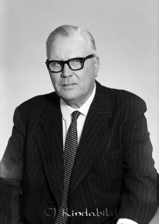 Helmer Ericsson Kisa
raja
Man som bär glasögon med ljust hår bakåtkammat klädd i vit skjorta och slips under kavaj.

raja
Frida o Erik Karlsson föräldrar till Helmer, syskon Fridner, Algot o Ulla. 
Helmer gift med Ebba Bjur.
Källa: Studiegruppen Hembygdsgården 

Nyckelord: Ericsson Kisa