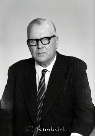 Helmer Ericsson Kisa
raja
Man som bär glasögon med ljust hår bakåtkammat klädd i vit skjorta och slips under kavaj.


Nyckelord: Ericsson Kisa