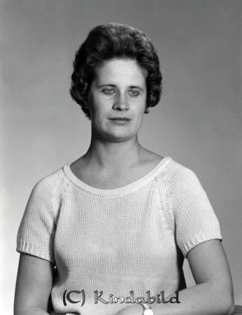 Anmari Westerling Lidhem Björkfors
raja
Kvinna mörkt hår klädd i en ljus kortärmad jumper.

raja
Hade en bror, Ingemar, som körde på Gullringshus och Byske (tvillingfabrik till Gullringshus).
Maken  Bertil, var åkeriägare.
Källa: ?????
Nyckelord: Westerling Björkfors