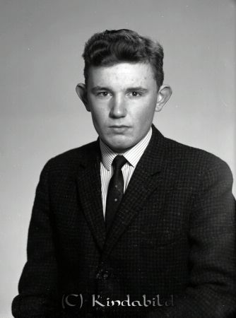 Henry Larsson Ekefors Kisa
raja
Man halvljust hår bakåtkammat klädd i vit skjorta och slips under en mörkrutig kavaj.

raja
Inga o Holger föräldrar till Henry och hans syster Gun.
Henry lever ihop med Elly Andersson.
Källa: Studiegruppen Hembygdsgården 

Nyckelord: Larsson Kisa