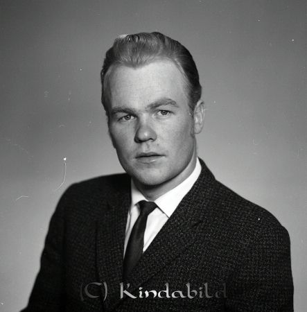 Arnold Hill Linnégatan 7 Kisa
raja
Man i mörkrutig kavaj och slips.

raja
Arnold Hill 
Källa: Karin Rydström

raja
Växte upp på S.Prästgatan Kisa med de yngre syskonen Birgitta,Ulla,Inge och Uno.
Avliden. 
Källa: Birgitta Petersson  

Nyckelord: Hill Kisa