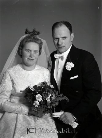 Arne Eriksson Knoppetorp Kisa
raja
Brudpar

raja
Arne, som arbetade på Kindasågen, tog ofta båten över sjön (Knoppetorpssjön) till arbetet på sågen.
Källa: ?????

raja 
Arne Eriksson var son till Hugo och Anna Eriksson, �?vre Knoppetorp, De fick en son Per. 
Källa: Gerd Pettersson 

Nyckelord: Eriksson Kisa