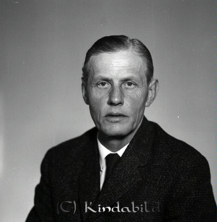 Gunnar Svensson Bjerkeryd Kisa
gepe
Porträtt man i mörk kavaj, vit skjorta och mörk slips
Nyckelord: Svensson Bjerkeryd